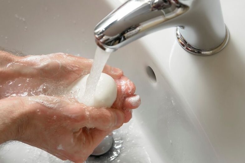 Πλύσιμο χεριών με σαπούνι για την πρόληψη των σκουληκιών
