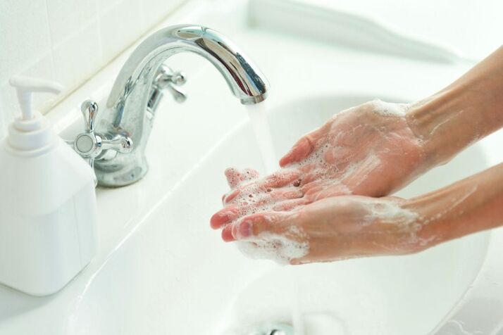 Πλύνετε τα χέρια σας με σαπούνι για να αποφύγετε τα σκουλήκια